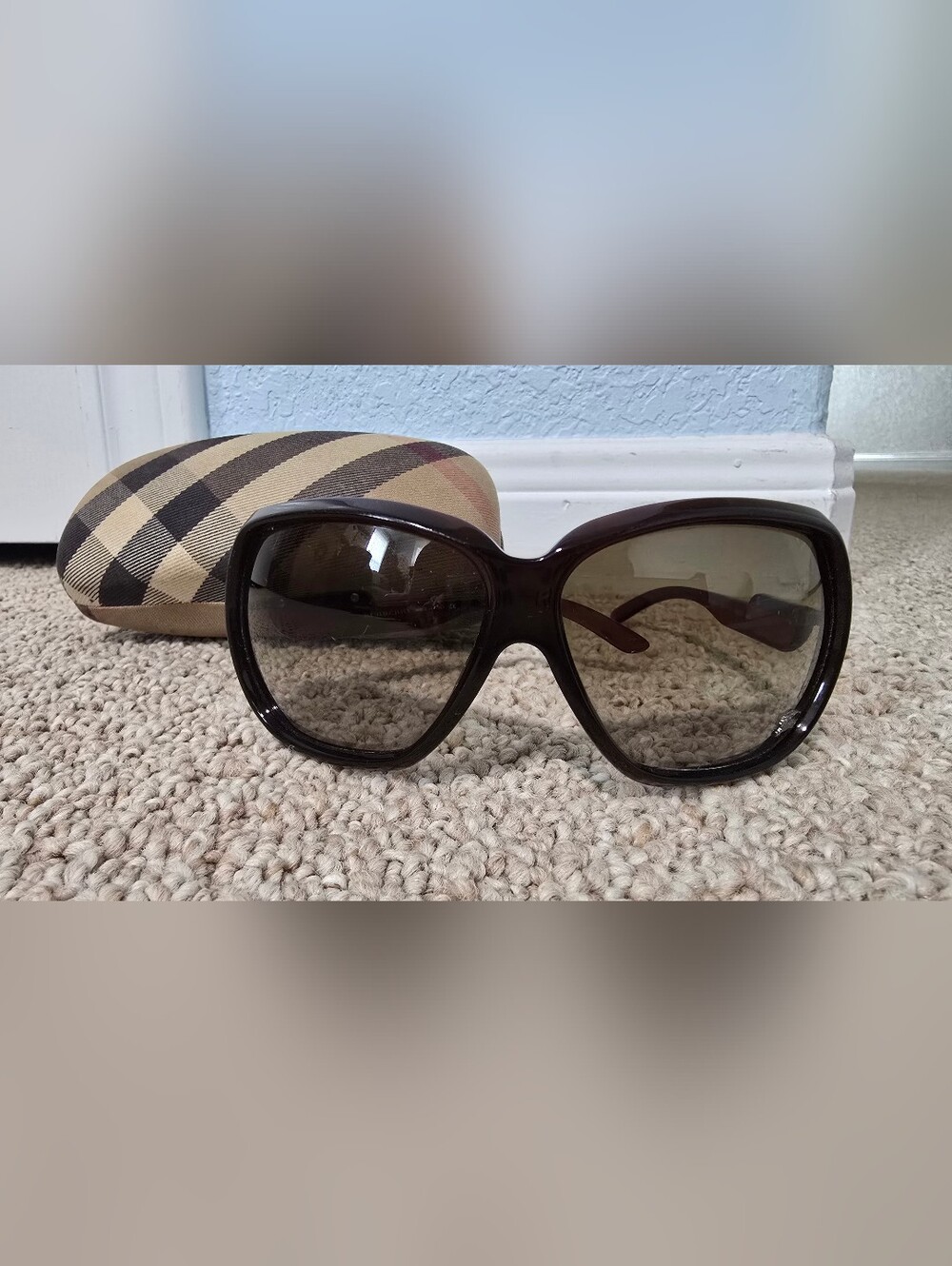 Burberry-b4013 Sunglasses With Metal Logo And Case - Picture 3 of 8